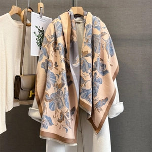Détail de l'écharpe jacquard florale avec motif bleu rétro et bords à franges