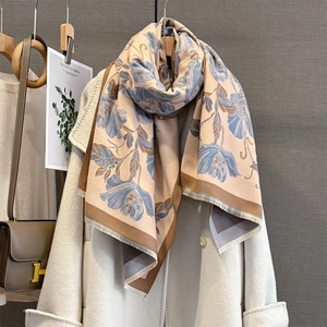 Châle effet cachemire abricot avec motif floral bleu foncé et bords à franges