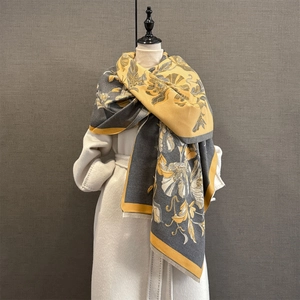 Détail d'un châle jacquard épais avec des motifs floraux jaunes et gris contrastés