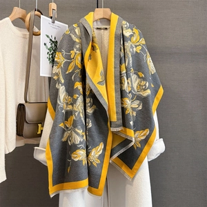 Détail du motif floral jacquard et des franges douces sur ce châle d'hiver en faux cachemire