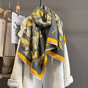 Écharpe épaisse en jacquard floral gris foncé et jaune avec franges sur manteau blanc