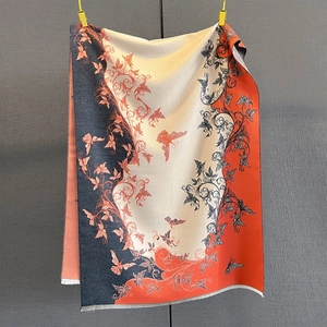 Dettaglio di scialle effetto cashmere con motivo jacquard a farfalla e frange