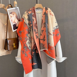 Sciarpa invernale con stampa a farfalla e motivi vintage in patchwork arancione e grigio