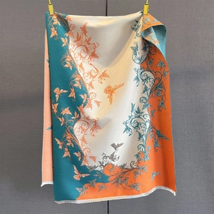Dettaglio di sciarpa jacquard boho con intricati motivi floreali e bordi a frange
