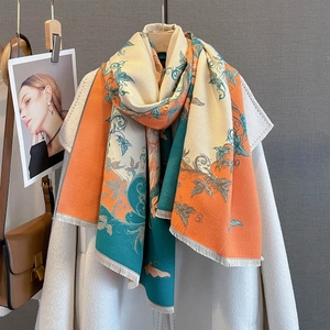 Sciarpa invernale con stampa a farfalla e motivi vintage con design a blocchi di colore
