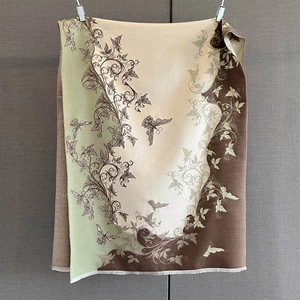 Vista dettagliata della sciarpa vintage con stampa farfalla, frange eleganti e fiori