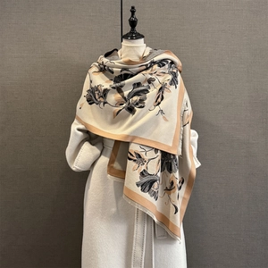 Écharpe élégante en jacquard beige à motif floral noir avec franges sur un mannequin de mode