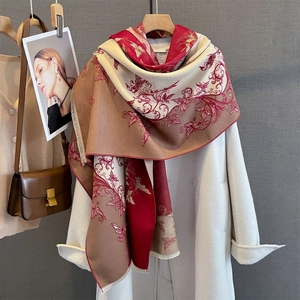 Dettaglio della trama dello scialle in cashmere jacquard con motivi floreali e frange