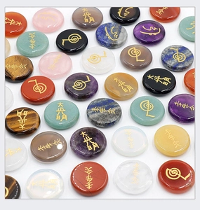 Piedras de reiki con símbolos japoneses Dai Ko Myo grabados en oro sobre blanco