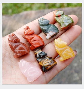 Gros plan de figurines de loup sculptées en divers cristaux naturels et pierres d'agate