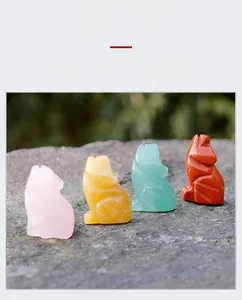Détail de figurines de loup sculptées à la main en cristal naturel et aventurine