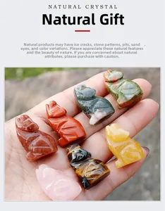 Gros plan de figurines de loup en cristal naturel sculptées montrant des textures