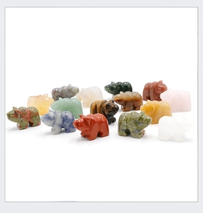Vue détaillée de mini figurines d'ours sculptées en diverses pierres de cristal naturel