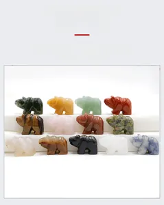 Vue détaillée de mini ours sculptés à la main en divers cristaux et pierres naturelles