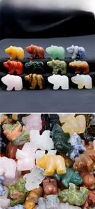 Gros plan détaillé de petites figurines d'ours en cristal naturel et agate colorée