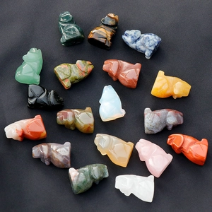 Loups sculptés en cristal naturel et agate dans diverses pierres précieuses polies