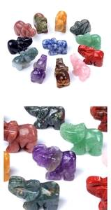 Vista macro de figuritas de elefantes en cristal natural y ágata en varias piedras finas