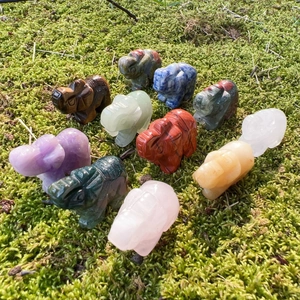 Set de 11 mini figuras de elefantes en cristal natural y piedras preciosas sobre musgo