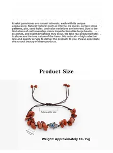 Dettaglio del bracciale con schegge di diaspro rosso, mano di Fatima e malocchio