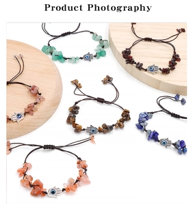 Dettaglio di sei braccialetti intrecciati con pietre naturali e ciondoli Hamsa Evil Eye