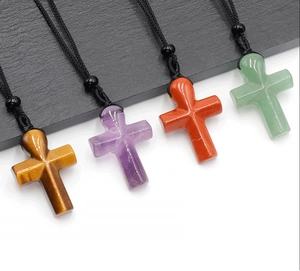 Detailansicht gewebter Kreuzketten aus Tigerauge, Amethyst, Roter Jaspis und Aventurin