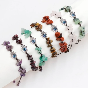 Braccialetti in pietre naturali con mano di Fatima e malocchio su supporti bianchi