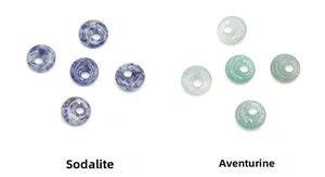 Makroaufnahme von 14 mm Sodalith und Aventurin Steinringen für DIY Schmuckdesign