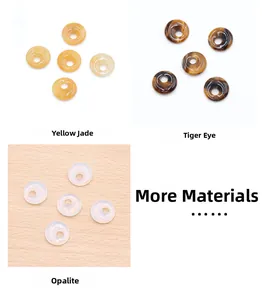 Detailansicht von 14mm Natursteinanhängern aus Jade, Tigerauge und Opalglas in Ringform