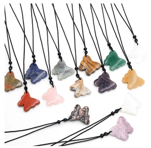Colgantes de mariposa detallados en varias piedras naturales como cuarzo rosa y amatista