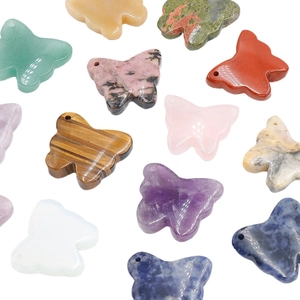 Colección de colgantes de mariposa tallados en diversos cristales naturales y piedras finas