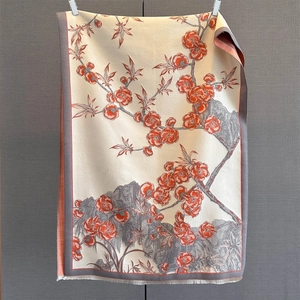 Détail du motif jacquard fleurs de prunier sur écharpe d'hiver chaude avec fines franges