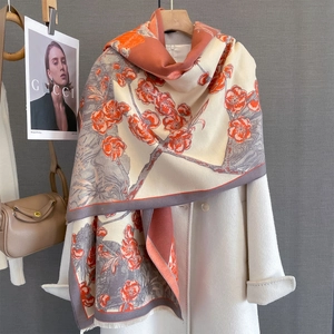 Détail de l'écharpe d'hiver avec motif jacquard de fleur de prunier et franges