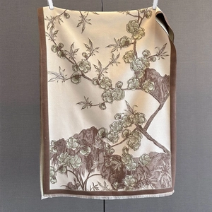 Détails d'un châle d'hiver épais avec motifs de pruniers chinois et bords à franges