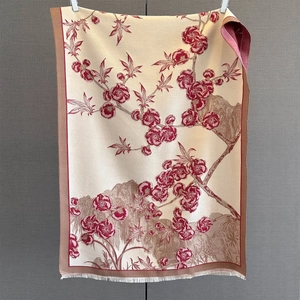 Détail d'une écharpe en cachemire jacquard vintage avec franges et fleurs de prunier