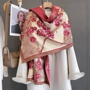 Écharpe à fleurs en maille jacquard avec motif de fleurs de prunier rouge et franges