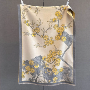 Détail d'une écharpe toucher cachemire avec franges et motif jacquard floral réversible