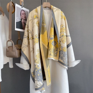 Écharpe élégante en jacquard floral vintage sur un manteau blanc dans un style haut de gamme