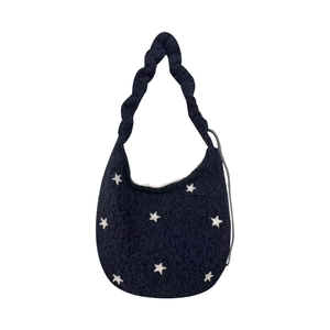 Winterliche Filz-Tote-Bag in Marineblau mit weißen Sternen und geflochtenem Griff