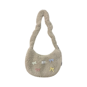 Sac cabas en peluche beige avec nœuds tricotés pastel et bandoulière ondulée