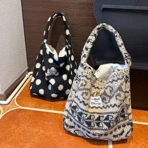 Dettaglio del motivo geometrico Fair Isle e della morbida trama sherpa sulla borsa tote grande