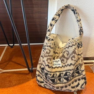 Dettaglio della borsa in peluche Fair Isle con chiusura magnetica e morbida trama teddy