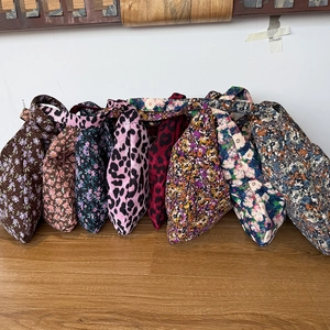 Détail de divers sacs fourre-tout en toile aux motifs floraux et imprimés léopard variés