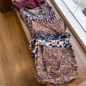 Détails de grands sacs fourre-tout en toile aux motifs léopard et floraux variés