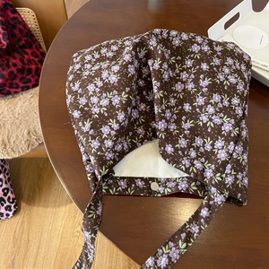 Vue détaillée du tote bag en velours côtelé avec motif floral vintage et fermoir magnétique
