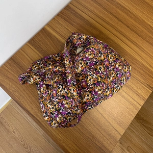 Gros plan d'un grand sac cabas en velours côtelé avec motif floral léopard coloré