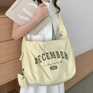 Sac bandoulière en nylon jaune pâle avec imprimé et petite pochette zippée assortie