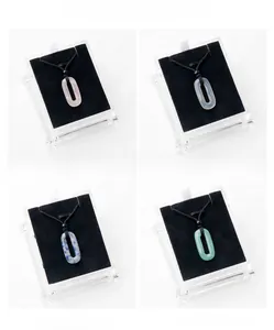 Vue détaillée de pendentifs en pierre naturelle de forme ovale, avec quartz rose et agate