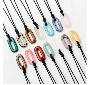 Sélection de treize pendentifs ovales en pierres naturelles avec cordons noirs réglables