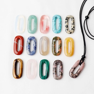 Pendentifs ovales en pierre naturelle en 15 couleurs avec cordon tressé noir