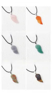 Vue macro de pendentifs ailes en pierre naturelle comme le quartz, l'agate et l'œil de tigre
